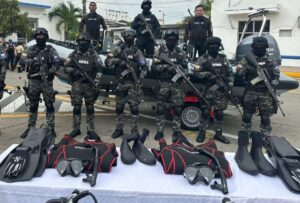 El gobierno de Francia, a través su embajada en Ecuador, donó un bote y equipos de buceo a la Policía Nacional