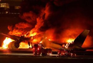Los 379 pasajeros y tripulantes que iban en el vuelo de la aerolínea japonesa Japan Airlines fueron evacuados