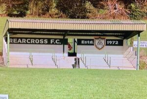 Un futbolista recibió un disparo en su brazo en pleno partido del ascenso de Irlanda