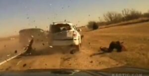 Policía resultó seriamente lesionado al ser embestido por un vehículo