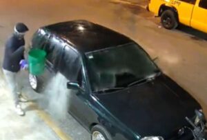 Intentaba incendiar el auto de una víctima de extorsión