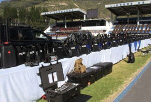 El presidente Daniel Noboa y la ministra del Interior (e), Mónica Palencia, entregaron 21.787 chalecos de protección balística a la Policía Nacional