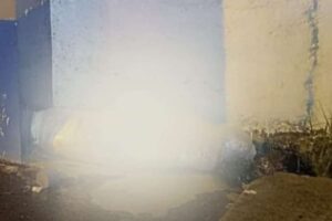 El cuerpo de una persona privada de libertad (PPL) fue lanzado desde el interior de la cárcel Cañar N° 2, en Azogues