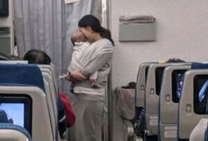 Una mujer se levantó de su asiento y repartió a más de 200 pasajeros en el avión una bolsa para cada uno., esta contenía en su interior dulces, chicles y tapones para los oídos