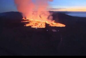 La lava de un volcán, ubicado en la península islandesa de Reykjaness, alcanzó la ciudad de Grindavík
