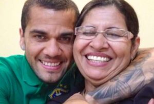Medios brasileños reportaron que la madre de Dani Alves reveló el rostro de la joven que acusó al jugador de agresión sexual en España