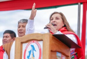 Durante un acto de la presidenta de Perú, Dina Boluarte, una mujer la insulto y tiró de sus cabellos