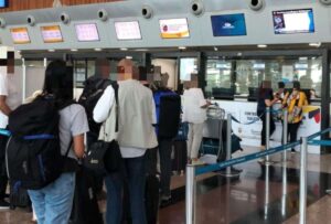 Seis pasajeros con antecedentes penales fueron desembarcados de un vuelo que iba de Guayaquil a Galápagos