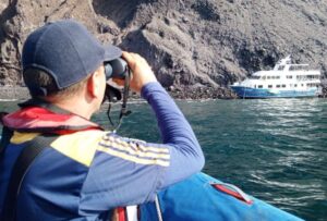Armada del Ecuador, realizan operaciones para evitar derrames de combustible en Punta Vicente Roca, ubicada al norte de la Isla Isabela, en Galápagos