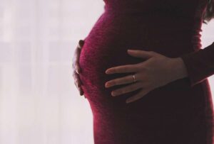 Una mujer, residente en Italia, fingió haber tenido 5 hijos y 12 abortos, con el objetivo de acogerse a la baja por maternidad