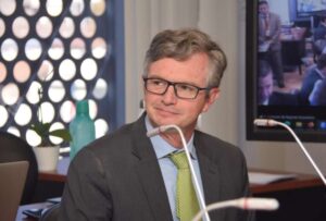 El Ministerio de Finanzas anunció que los sueldos de enero del sector público