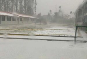 En Quito se registraron fuertes lluvias que causaron inundaciones en cinco sectores de la urbe