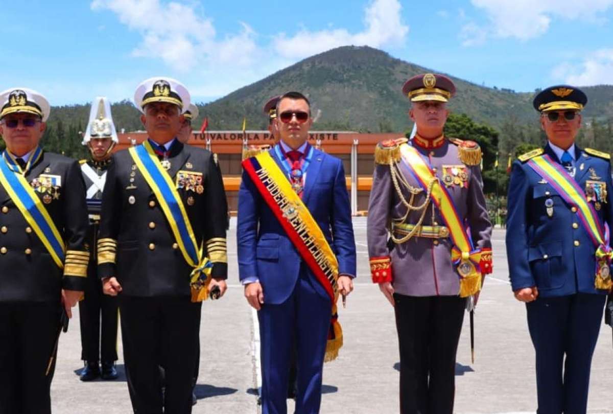 El presidente Daniel Noboa recibió el bastón de mando por parte de los militares