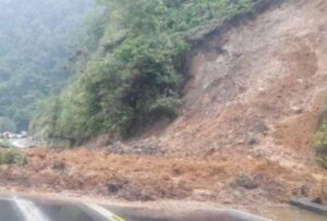 La vía Cuenca – Molleturo – El Empalme, está cerrada para la circulación vehicular