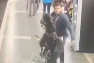 Un hombre fue detenido en el Metro de Barcelona, luego de que protagonizara una brutal agresión en el sistema de transporte en contra de varias mujeres