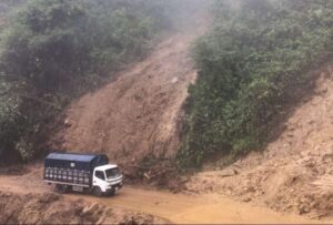 El Ministerio de Transporte y Obras Públicas (MTOP) informa que producto de las fuertes lluvias registradas en las últimas horas en Napo, se produjo un deslizamiento