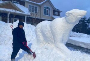 Heraclio Guevara, oriundo de San José de Minas, esculpir un oso con hielo en Halifax, Canadá