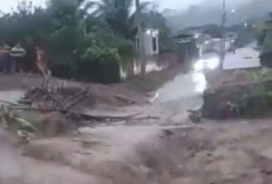 El desborde de la quebrada El Tigre de la parroquia Calderón en Portoviejo causó inundaciones en la comunidad de Pimpiguasi