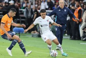 Liga Deportiva Universitaria de Quito tuvo una Noche Blanca completa: derrotó 2-0 a Universidad Católica en el estadio Rodrigo Paz Delgado