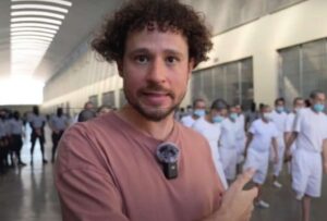 Luisito Comunica, quien visitó la cárcel de máxima seguridad en El Salvador, más conocida como Cecot (Centro de Confinamiento del Terrorismo)