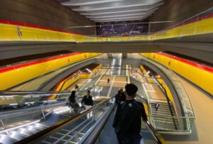 Siete minutos desde la estación del Metro de Quito de El Labrador, en el norte, hasta La Carolina