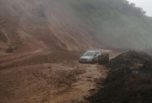 La vía Cuenca Molleturo Naranjal está cerrada. Un nuevo deslizamiento en el kilómetro 90 de la vía que conecta a Azuay y Guayas