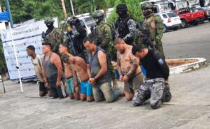 Dos policías fueron capturados por un presunto tráfico de armas y drogas