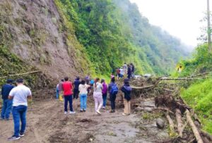 Un deslizamiento de tierra se registró en a vía Macas-Riobamba