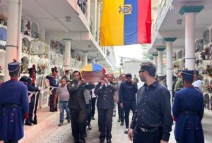 El cabo de las Fuerzas Armadas, Daniel Valencia, quien fue asesinado en una emboscada en la frontera, fue sepultado