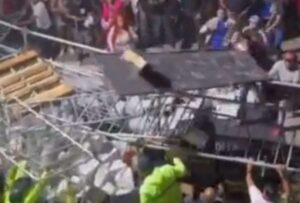 Un grupo de fans de la cantante urbana que no pudieron ingresar al recital se enfrentaban a las fuerzas del orden