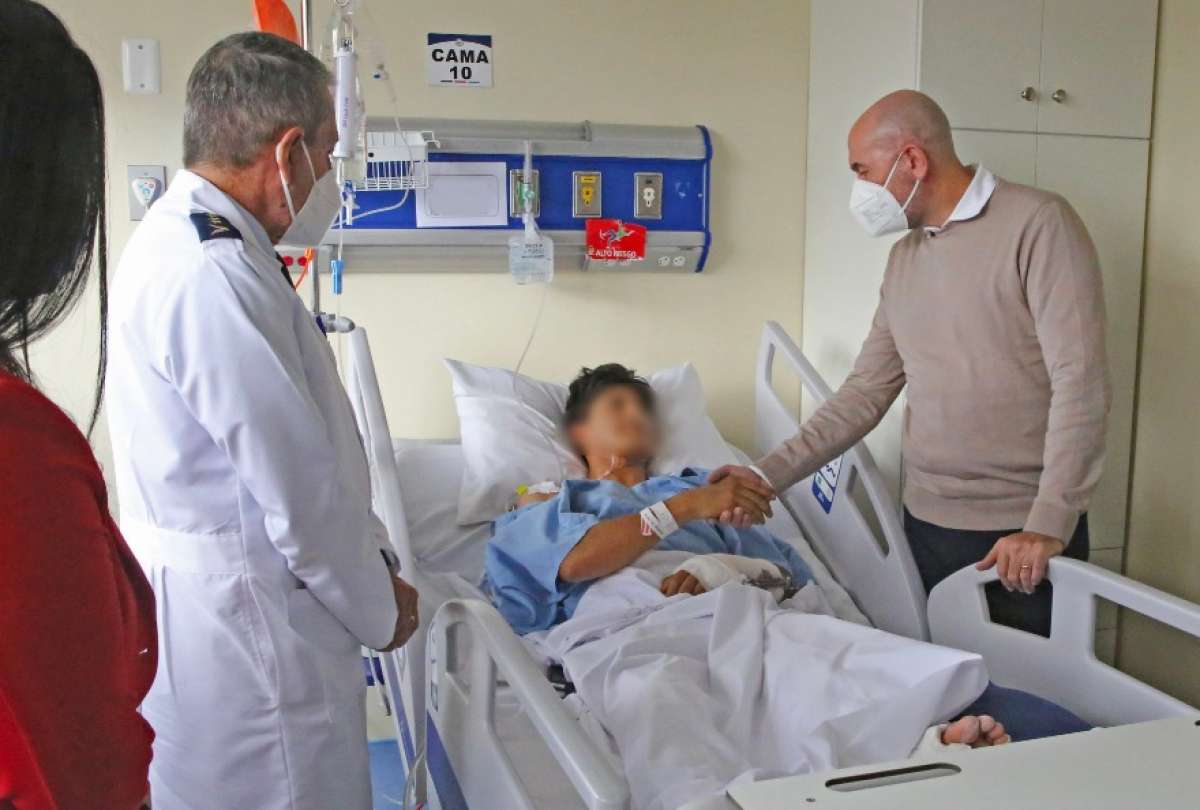 El ministro de Defensa, Gian Carlo Loffredo, visitó a los militares que resultaron heridos el pasado viernes