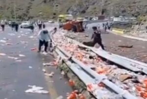 Ciudadanos se aprovecharon de la situación y se llevaron la mercadería que quedó regada en la calzada