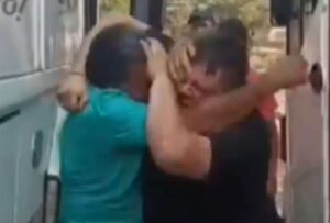 En Colombia, en el terminal de Cúcuta, fronterizo con Venezuela, dos hombres, choferes de profesión, se fueron a los golpes por un supuesto engaño