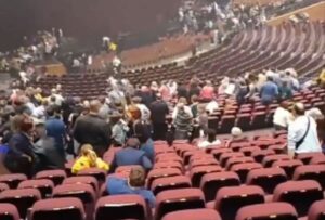 Cuatro sujetos encapuchados abrieron fuego contras los asistentes a un evento, en Rusia