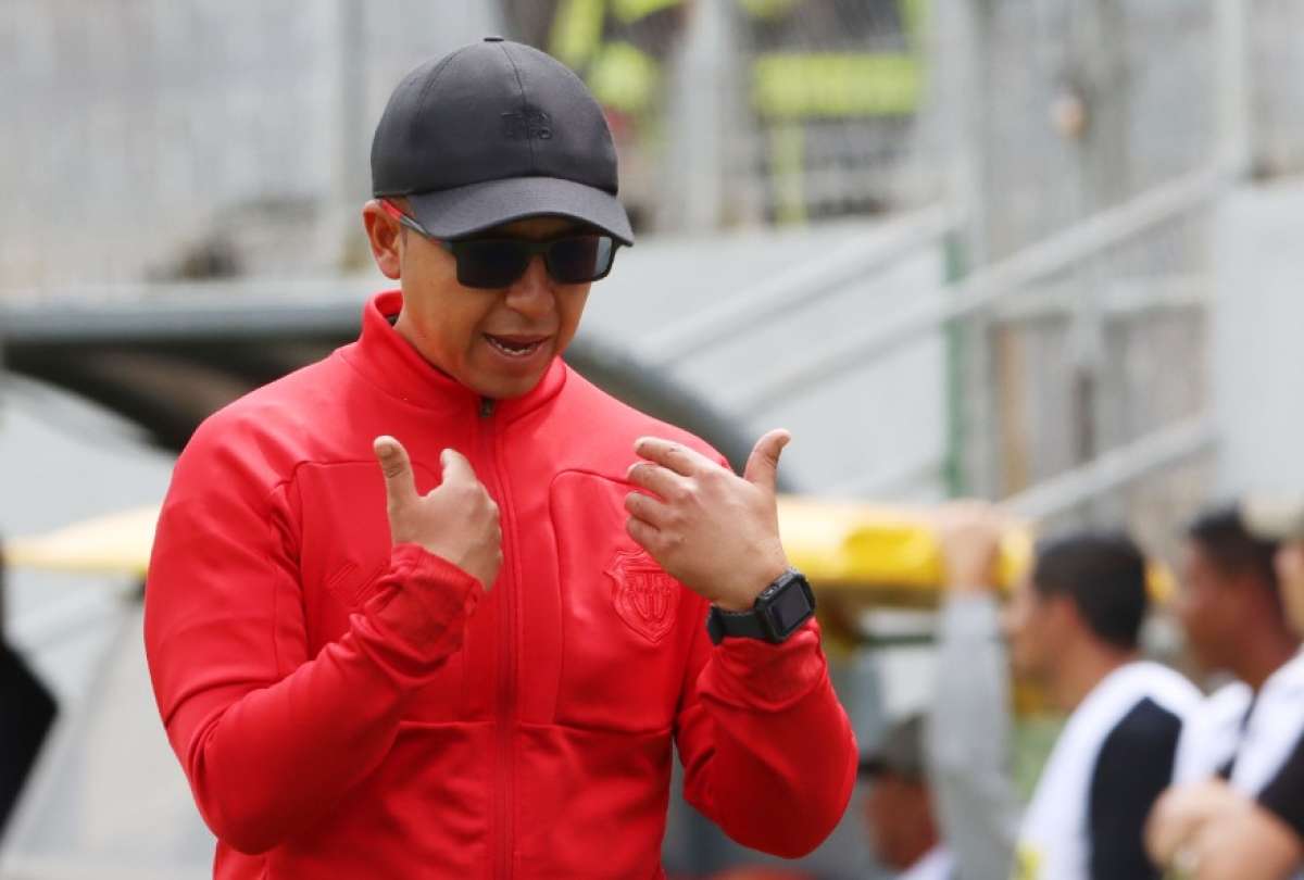 El entrenador colombiano Juan Pablo Buch dejó su cargo en Técnico Universitario