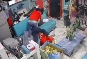 Un adolescente es brutalmente golpeado por su padre supuestamente por no aprobar una materia