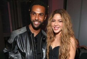 Shakira se la vio cenando con el actor británico Lucien Laviscount