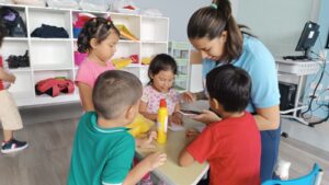 Niños y adolescentes se divierten y despiertan su creatividad en curso vacacional