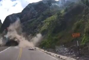 Rocas cayeron sobre autos en Huarochirí en Perú