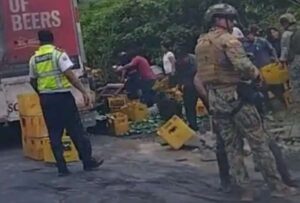 Un camión que transportaba jabas de cervezas se accidentó dejando el producto regado en la calzada