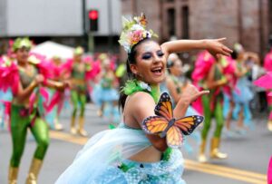 Finalmente, el desfile de Fiesta de las Flores y las Frutas se realizó en Ambato