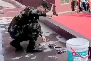 Como una medida para evitar que los estudiantes lleven sus celulares a clases, en China, en el instituto de la provincia de Hunan, dispositivo decomisado, dispositivo destruido