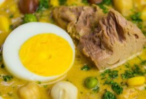 La Fanesca, una sopa hecha a base de 12 granos y pescado seco, que se sirve tradicionalmente en Viernes Santo en Ecuador