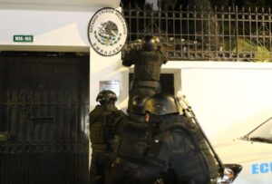 La Policía Nacional habría ingresado la noche de este viernes a la Embajada de Ecuador en México