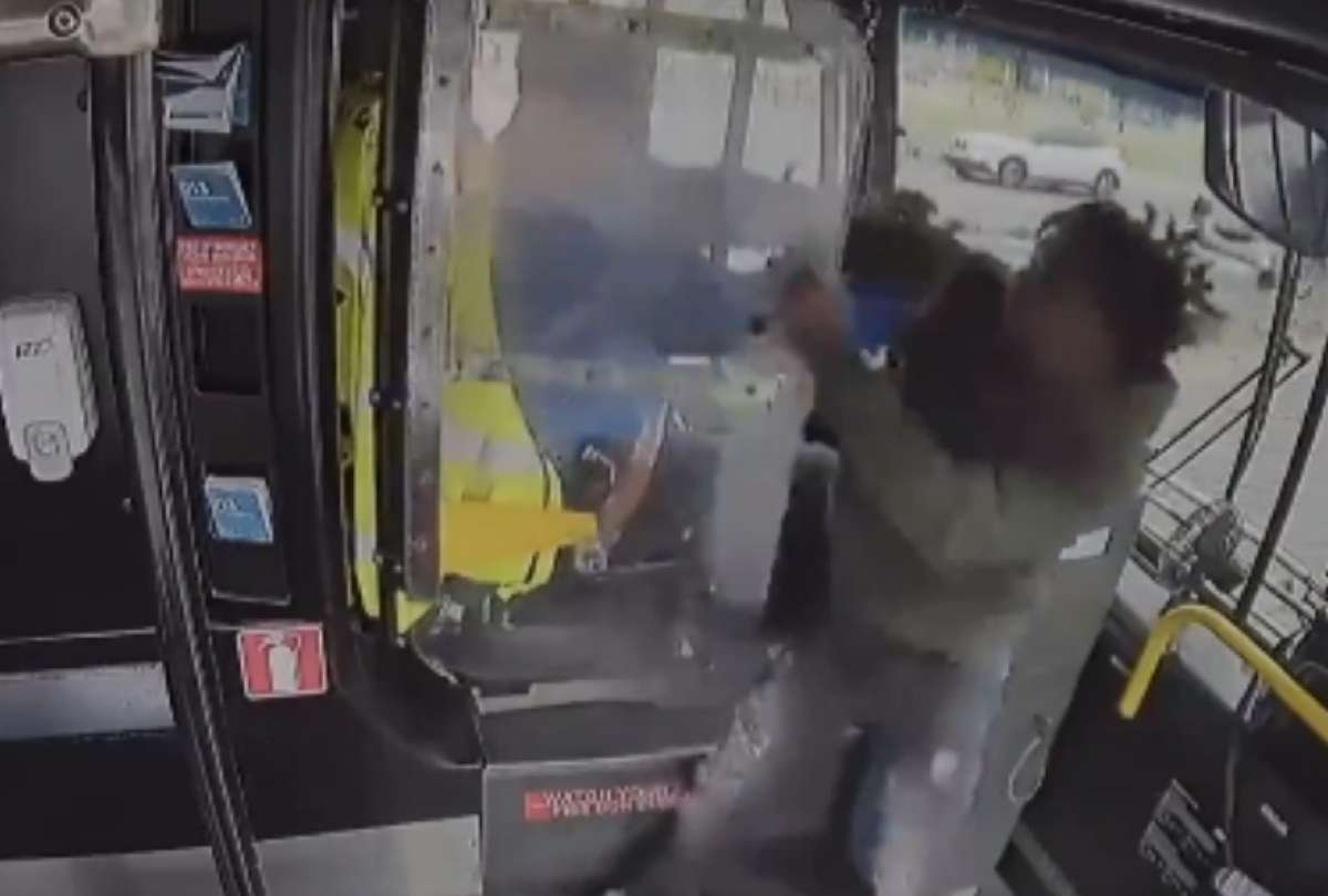Oklahoma City, Estados Unidos, donde un sujeto agredió físicamente al conductor de un autobús provocando que el vehículo estrelle contra un edificio
