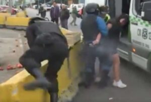 Una mujer estaba siendo arrestada por amenazar con una lima a elementos de la policía