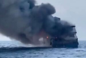El ferry Ko Jaroen 2, que transportaba 97 pasajeros, se incendió frente a la isla Koh Tao, en Surat Thani, Tailandia