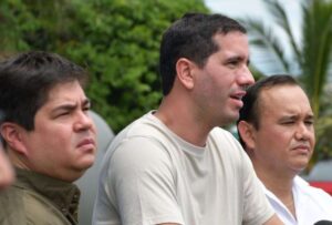 El ministro de Energía Roberto Luque, junto al secretario de la Administración Pública, Arturo Félix Wong, acudieron a esa planta para constatar que opera muy por debajo de su potencial