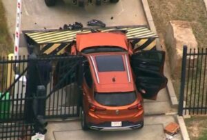 En las oficinas del FBI de Atlanta, Estados Unidos, un automóvil se estrelló contra la reja de entrada