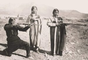 Indios nativos utilizando rifles Winchester